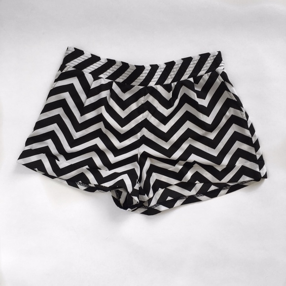 HEARTSOUL Chevron Print Shorts - Picture 1 of 5